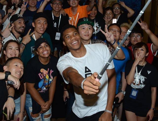 夏窗转会标王坑惨米兰：3700万先生低效，缺乏9号问题更严重了（米兰被夏窗标王拖累：3700万引援低迷，9号位空缺雪上加霜）