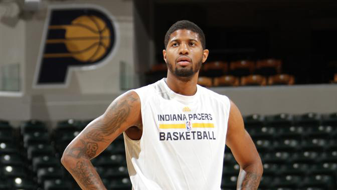 欧文突破防守助攻制胜（欧文强突送妙传锁定胜局）