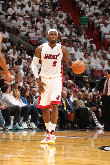 苏亚雷斯因踢人事后被美职联禁赛一场，迈阿密国际发声明表态（踢人风波后，苏亚雷斯遭美职联停赛一场，迈阿密国际发布声明回应）