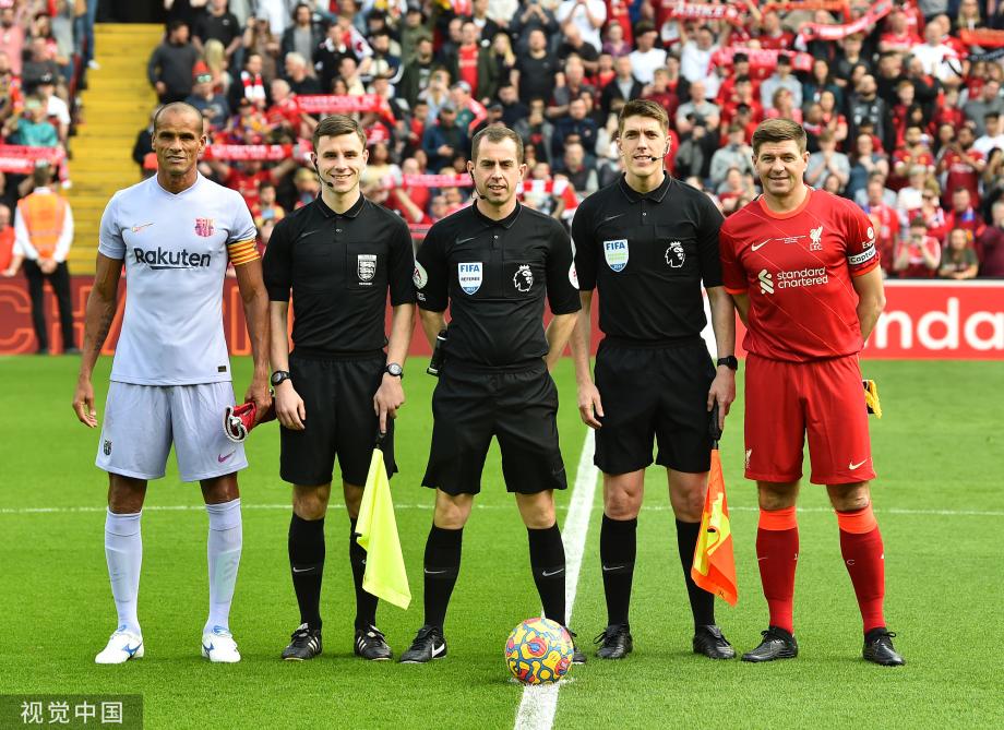 阿图什杯球员进球后跑上看台给母亲献花，后两黄变一红被罚下（阿图什杯球员破门后上看台为母献花，随后两黄变红被罚出场）