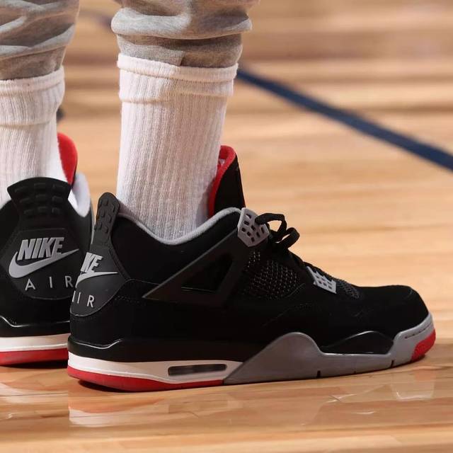 意乙巴里队客场0-5惨败，在返程航班上球迷与球员发生冲突（意乙巴里客场0-5惨败 返程航班上球迷与球员爆发冲突）