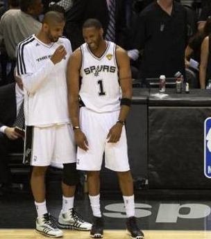 泰州队“苏超”冠军奖杯开启全市巡展，第一站在海陵老街（泰州队“苏超”冠军奖杯全市巡展启幕，首站海陵老街）