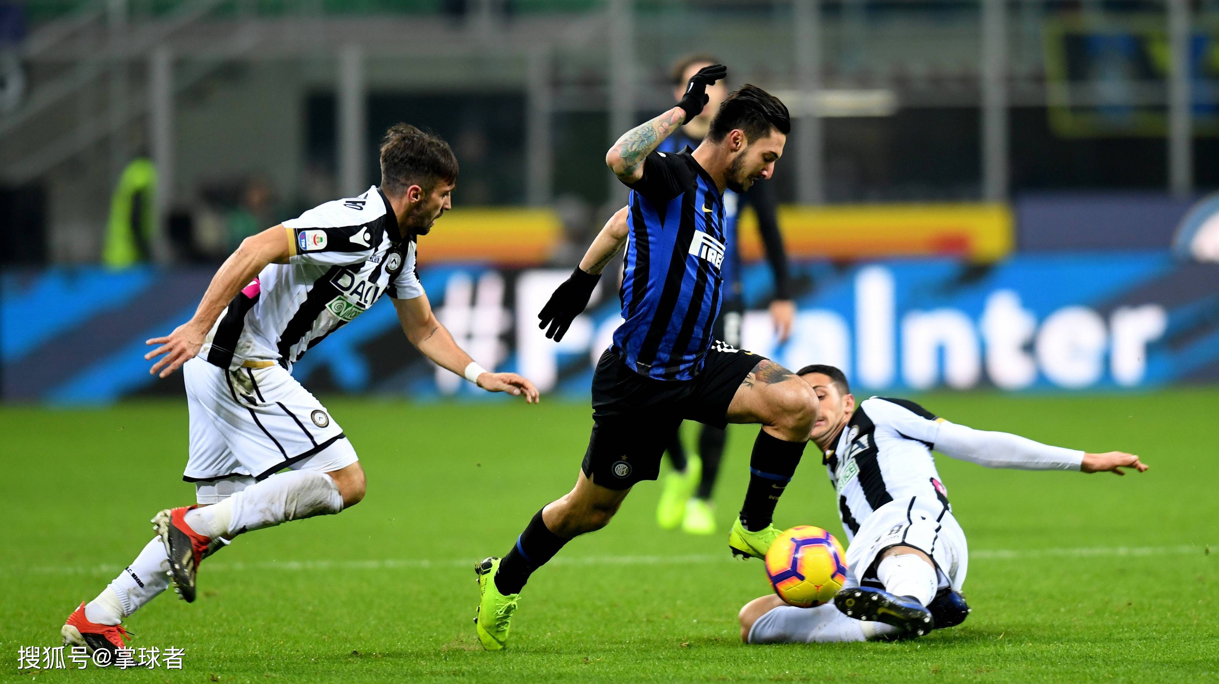 F1车手市场最新动向：哈贾尔顺利取代角田裕毅，红牛阵容迎来重要调整（F1转会风云：哈贾尔顶替角田裕毅，红牛车队阵容大调整）