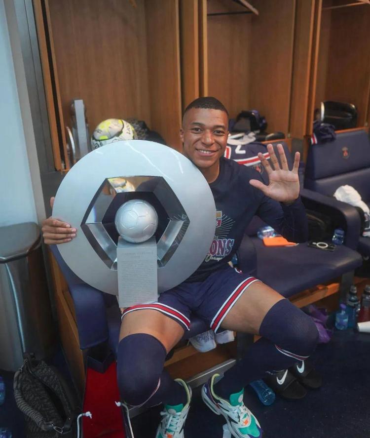 足球中超因天气原因两场比赛延期（受天气影响，中超两场比赛推迟进行）