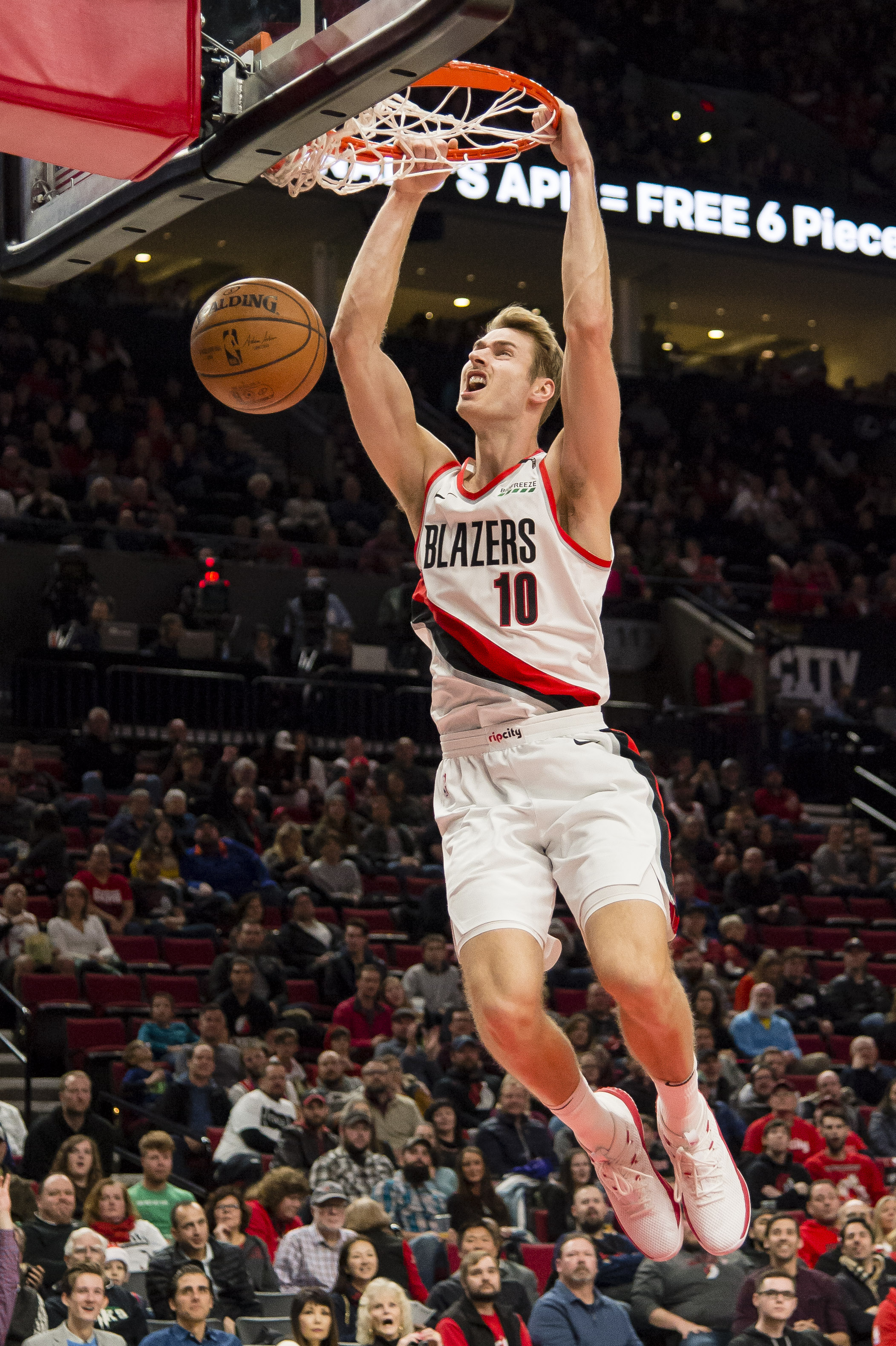 足球足球天才少年迎来国家队首秀，全场最佳（足坛天才少年国家队处子秀，荣膺全场最佳）