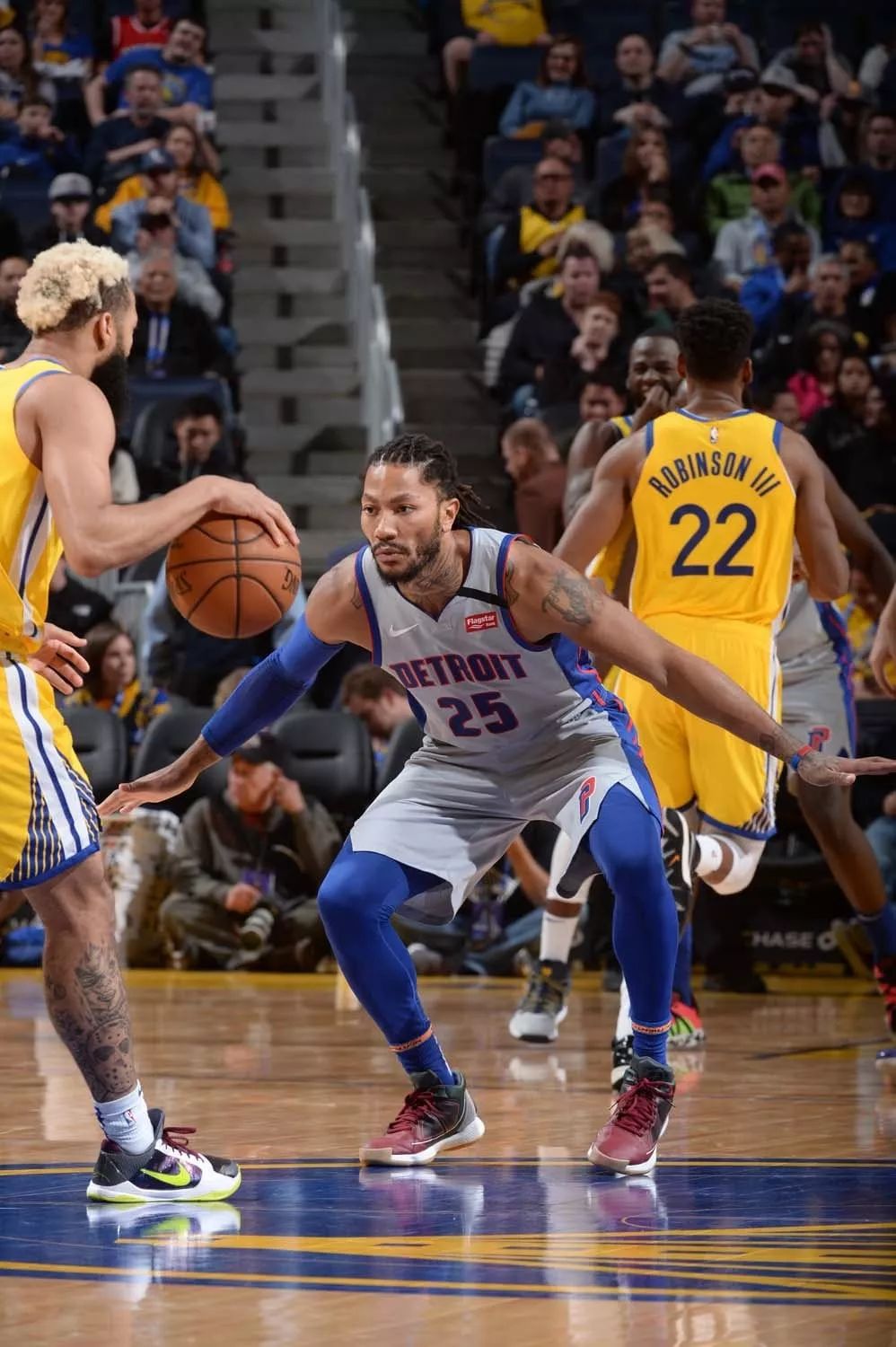 芬奇谈爱德华兹低迷：他一过半场就被包夹，必须研究如何应对（芬奇评爱德华兹状态不佳：过半场即遭夹击，需尽快拿出应对策略）