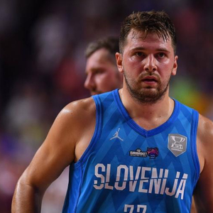 足球球员伤病更新，影响赛季表现（足球球员伤情速递，牵动赛季发挥）