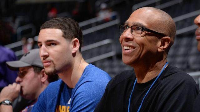 另一个半球的思念，奥斯卡晒出在家观看海港亚冠比赛照片（远隔重洋心系海港，奥斯卡晒在家观战亚冠照）